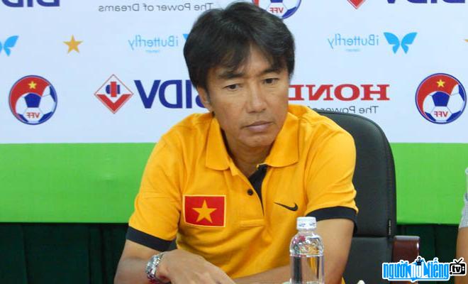 Hình ảnh huấn luyện viên Miura Toshiya trong một họp báo