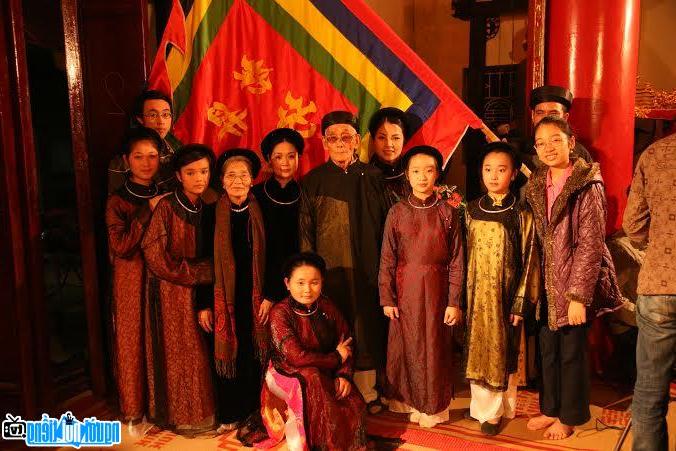 Nghệ nhân Nguyễn Thị Chúc cùng các thành viên trong đoàn ca trù