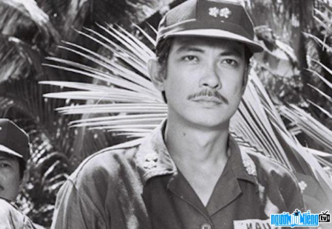 Diễn viên Nguyễn Chánh Tín trong vai Nguyễn Thành Luân trong phim "Ván bài lật ngửa"