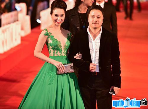 Đạo diễn Victor Vũ và vợ - Diễn viên Đinh Ngọc Diệp trên thảm đỏ