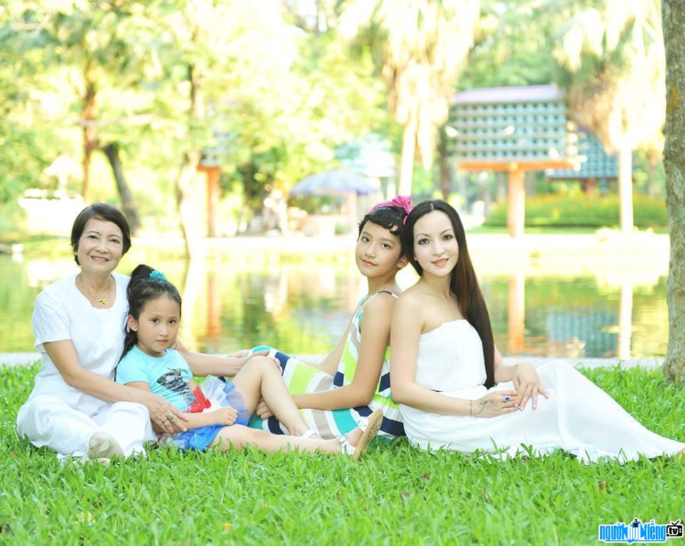 Linh Nga hạnh phúc bên mẹ và hai con gái