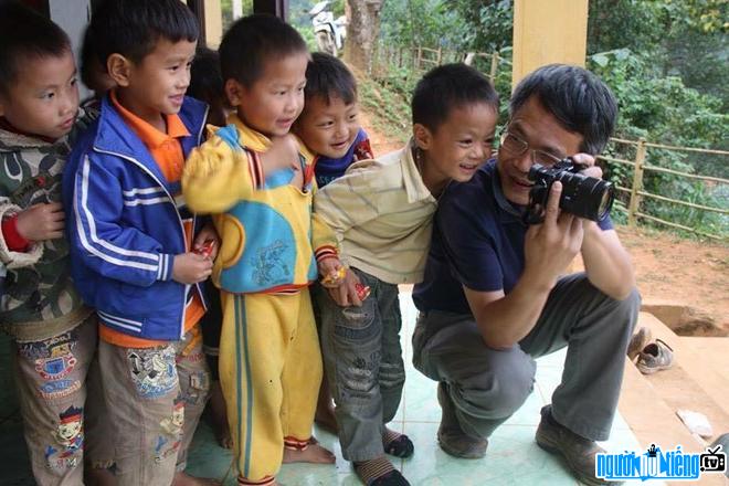 Nhà báo Trần Đăng Tuấn cùng với những em nhỏ vùng cao