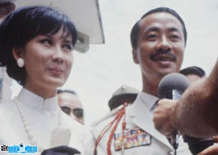 Đặng Tuyết Mai cùng với người chồng của mình Thủ Tướng - Phó Tổng Thống Nguyễn Cao Kỳ