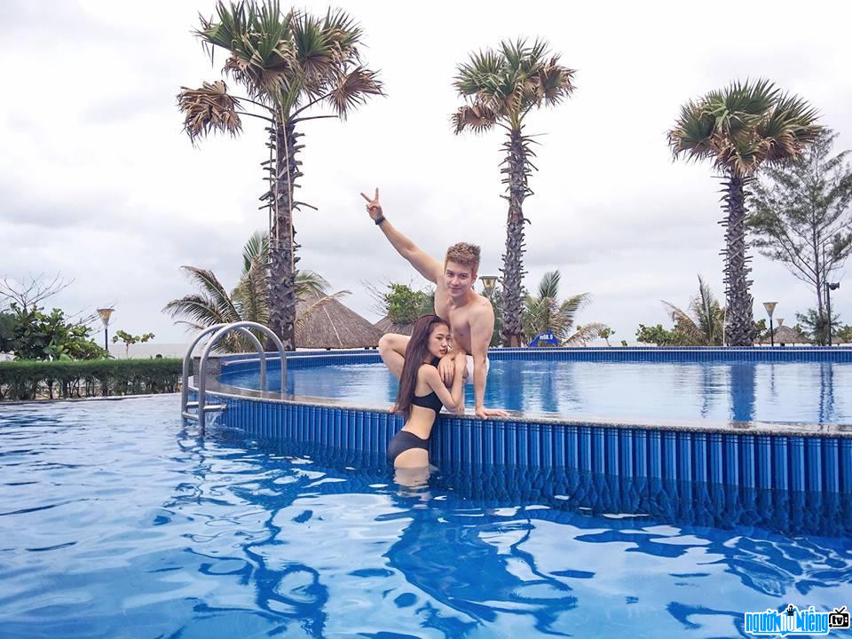 Bức ảnh hot boy Dũng Bino tình tứ với bạn diễn Trang Cherry tại hồ bơi