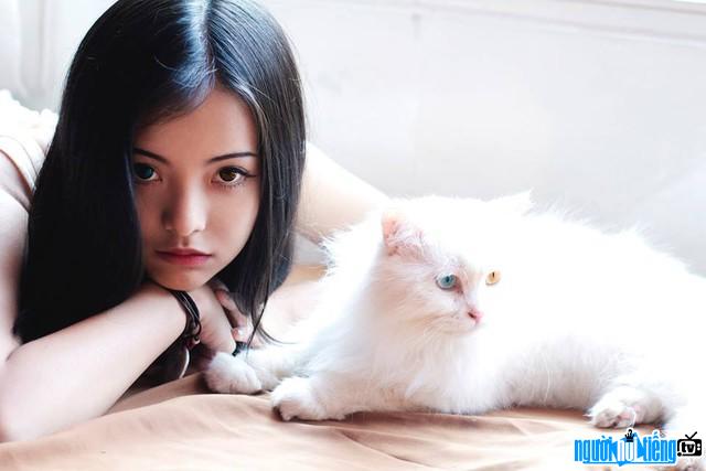 Yu Dương thích tạo dáng cùng mèo
