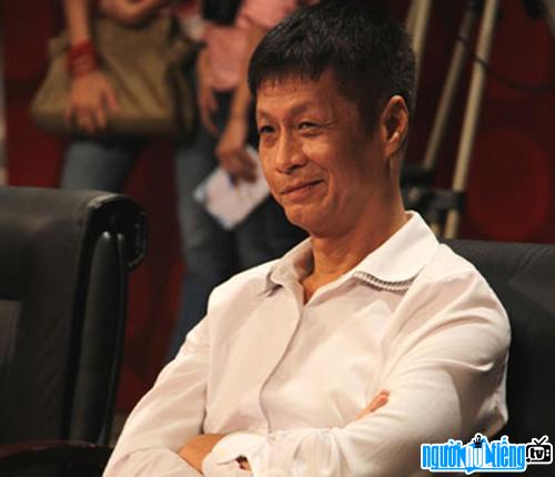 Hình ảnh đạo diễn Lê Hoàng ngồi trên ghế ban giám khảo