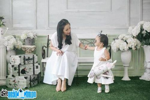 Linh Nga cùng con gái Luna