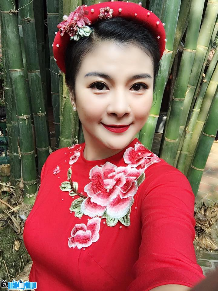 Kim Oanh duyên dáng trong tà áo dài đỏ