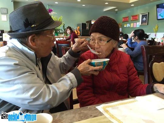 Nghệ sĩ hài Văn Chung hạnh phúc khi chăm sóc cho người vợ của mình