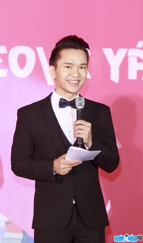 MC Hạnh Phúc dẫn chương trình đêm chung kết Hoa Hậu Biển 2016