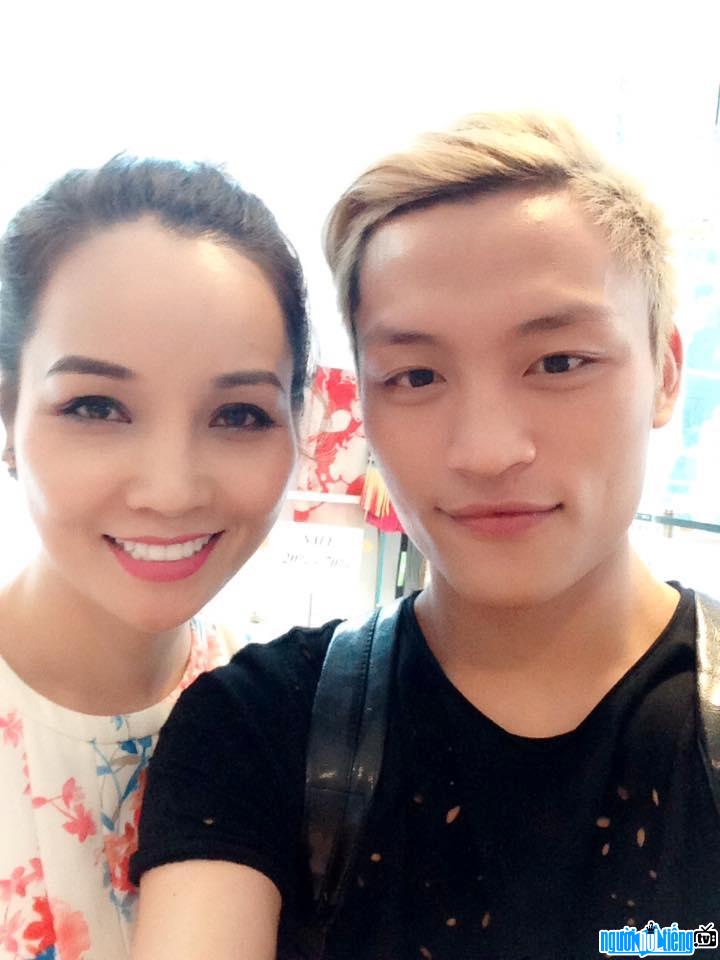 Ca sĩ Việt Thắng Idol cùng với diễn viên nữ Mai Thu Huyền
