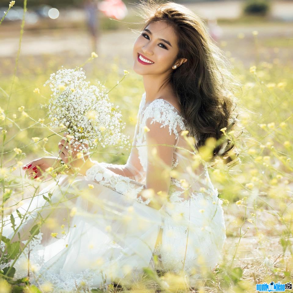 Siêu mẫu Kim Dung đẹp dịu dàng trong chiếc váy trắng