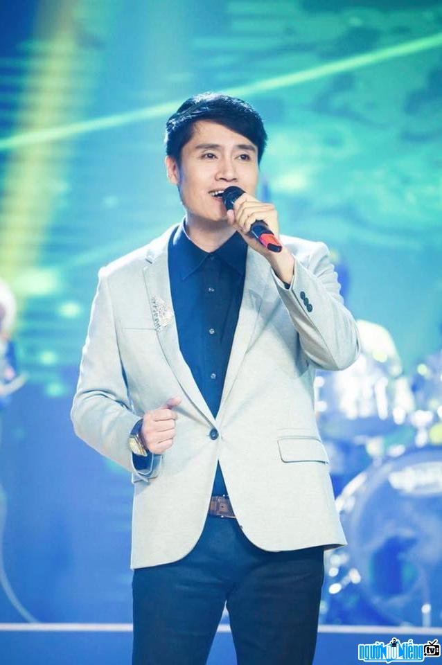 Ca sĩ Xuân Phú biểu diễn trong một chương trình gần đây