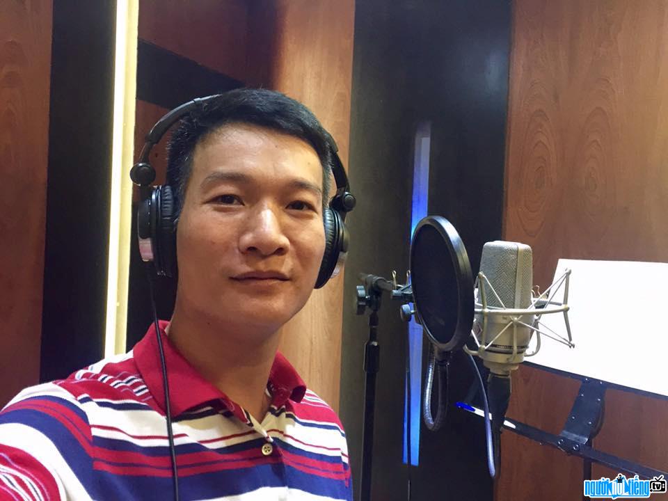 Hình ảnh Ca sĩ Dzoãn Minh trong phòng thu âm