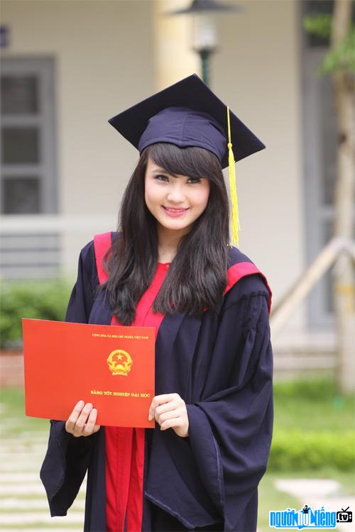 Hình ảnh hot girl Khánh Chi trong ngày nhận bằng tốt nghiệp