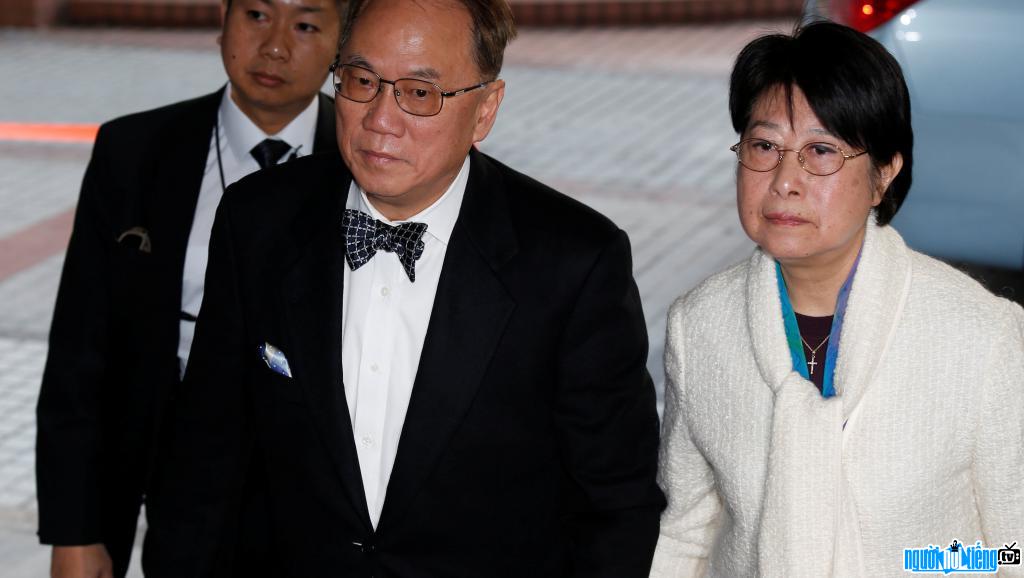 Cựu Trưởng đặc khu hành chính Hồng Kông Tăng Âm Quyền‬‬ và vợ trên đường đến dự phiên tòa xét xử