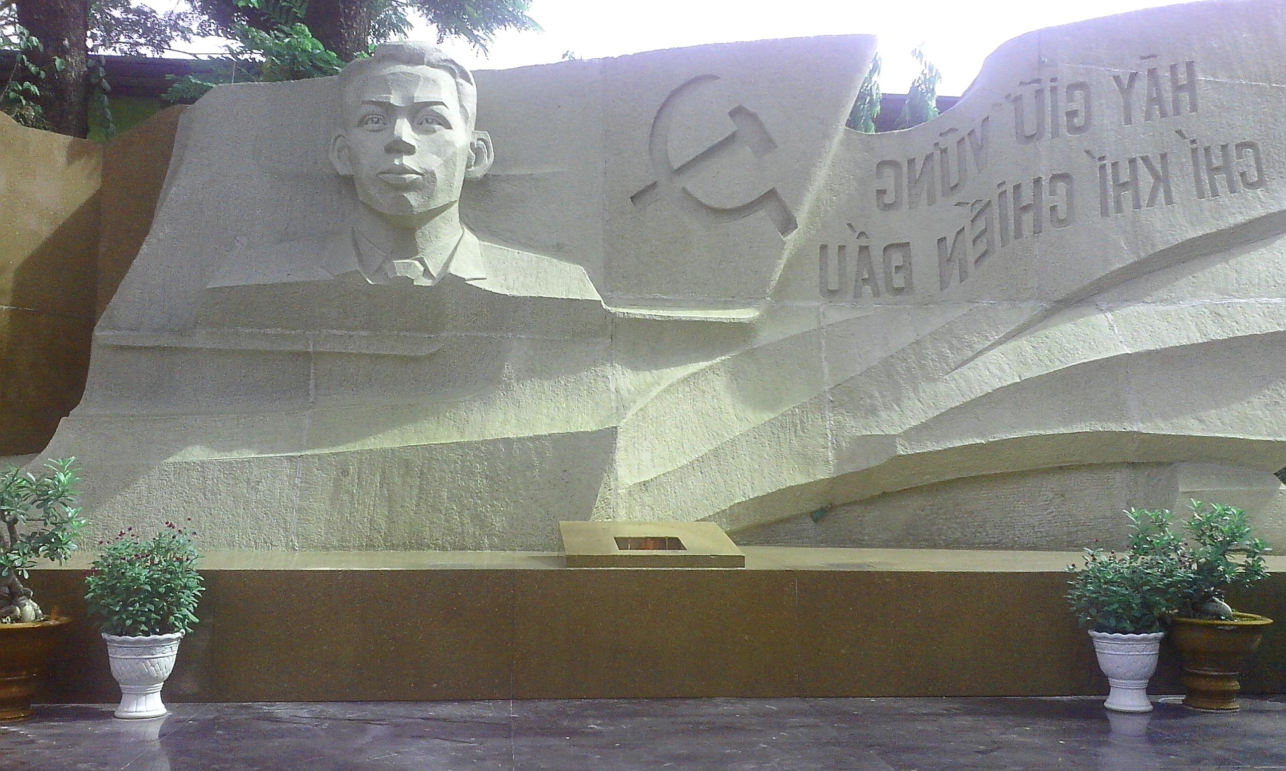 Hình ảnh tượng đài Trần Phú tại công viên Lê Thị Riêng