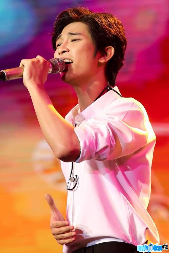 Hình ảnh nam ca sĩ Hoàng Phúc đang biểu diễn trên sân khấu Sing my song - Bài hát hay nhất