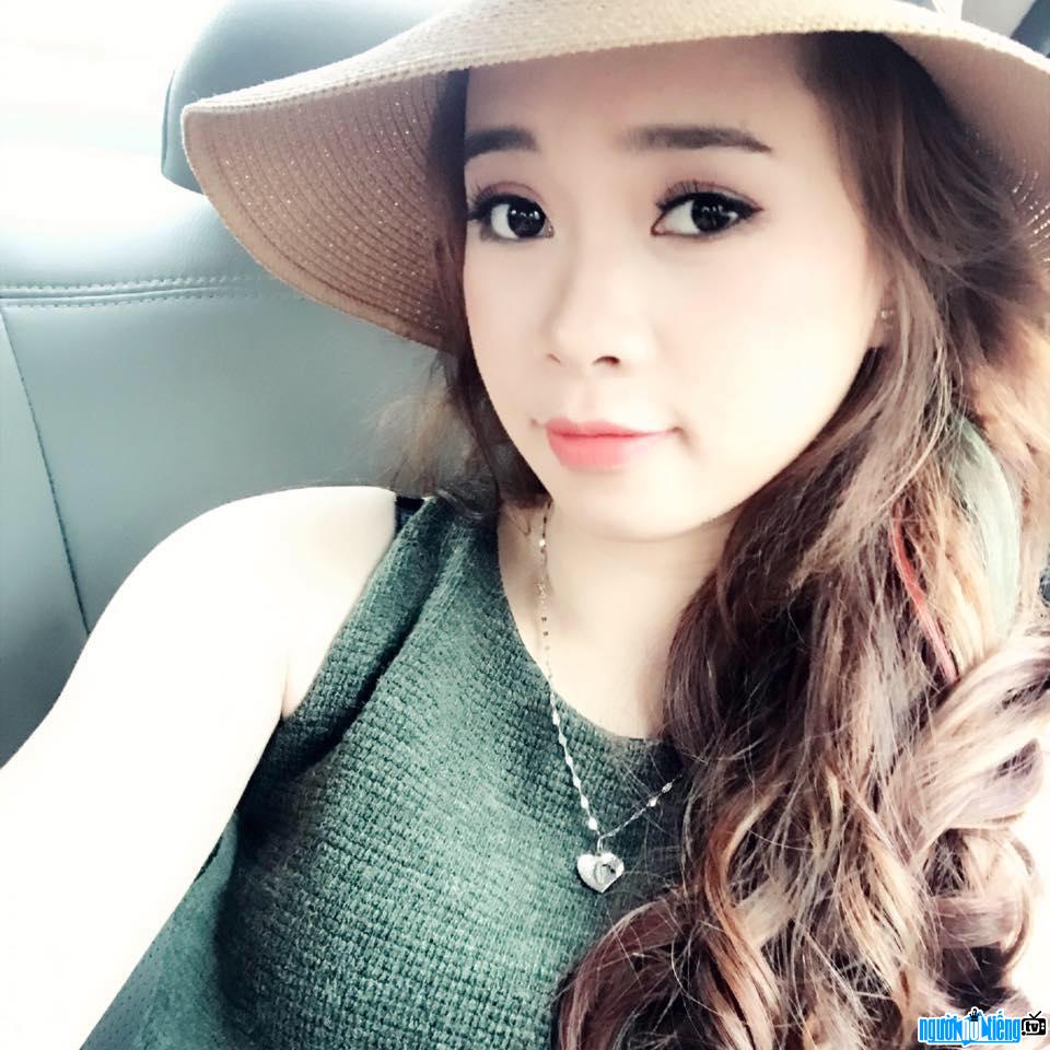 Hot girl Eva Đinh được giới game thủ mệnh danh là "nữ đại gia tiền tỉ"
