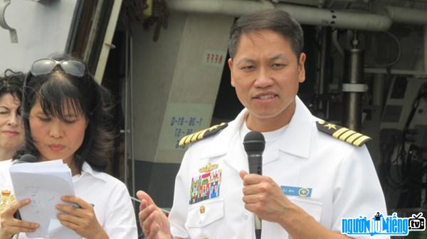 Lê Bá Hùng -ngừoi Mỹ gốc Việt đầu tiên giữ chức vụ Hạm trưởng của một chiến hạm Hải quân Hoa Kỳ