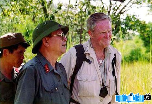 Thượng tướng Nguyễn Hữu An và Tướng Harold Moore trong cuộc thăm lại chiến trường I-AĐrăng tại Tây Nguyên.