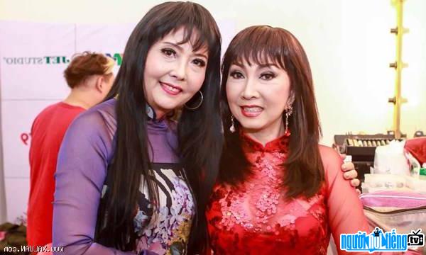 Ca sĩ Phương Hồng Ngọc cùng với người bạn thân thiết của mình - ca sĩ Họa Mi