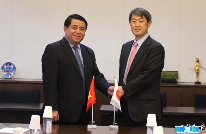 Bộ trưởng Bộ kế hoạch và đầu tư Nguyễn Chí Dũng cùng với ông Kitaoka Shinichi - Chủ tịch Cơ quan Hợp tác Quốc tế Nhật Bản (JICA)