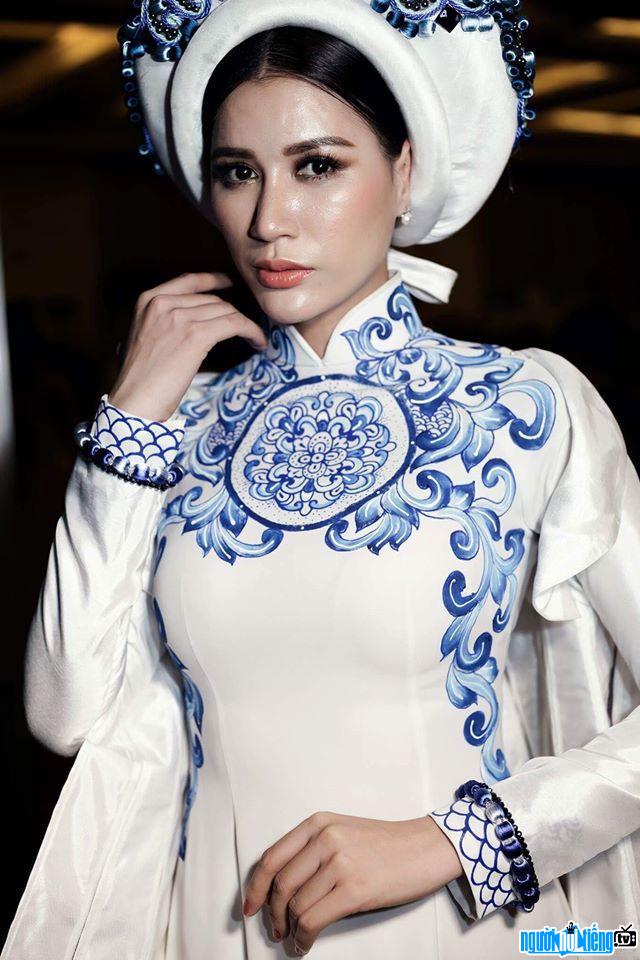 Hình ảnh người mẫu Trang Trần trong một show diễn thời trang