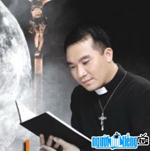 Linh mục JB Nguyễn Sang - người luôn đồng hành với các chương trình giúp người nghèo vượt qua nghèo khó.