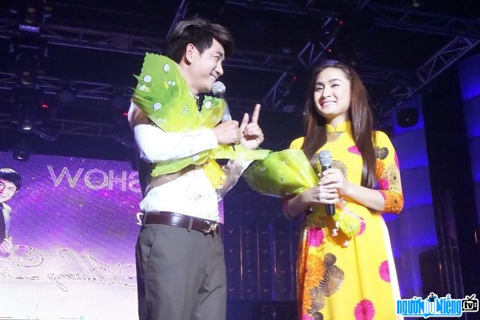 Ca sĩ Lê Sang và nữ ca sĩ Giáng Tiên song ca trong buổi offline của anh