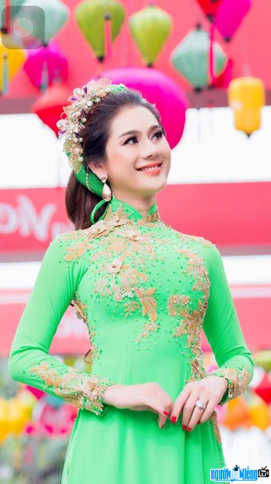 Hình ảnh ca sĩ Lâm Chí Khanh rạng rỡ trong bộ áo dài truyền thống