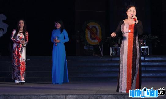 Bức ảnh ca sĩ Quỳnh Liên đang biểu diễn trên sân khấu