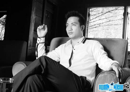 Hình ảnh ca sĩ Quang Ngọc trong album Như mới yêu lần đầu