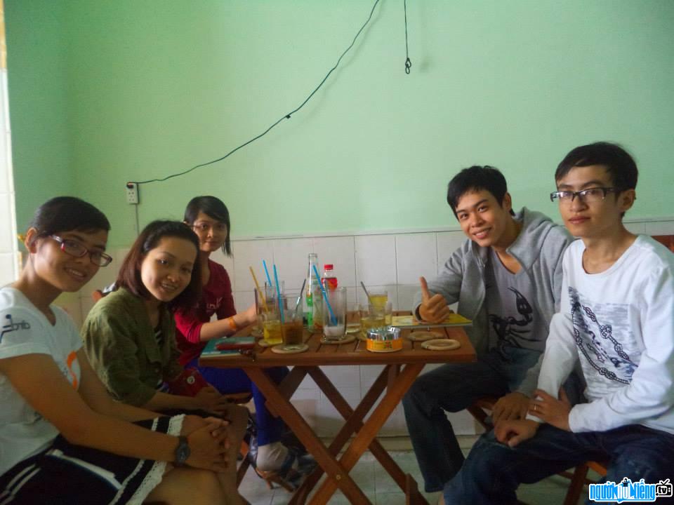 Lưu Quang Minh bên những người bạn của mình