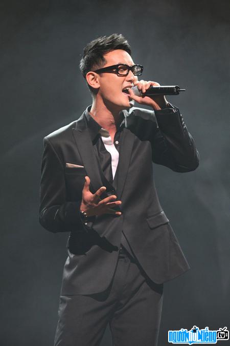 Hình ảnh ca sĩ Kangta đang biểu diễn trên sân khấu