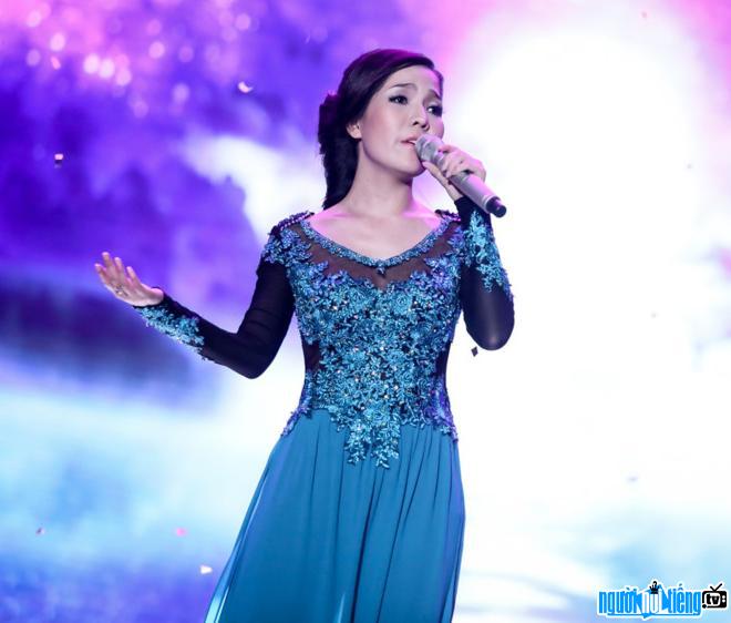 Hình ảnh ca sĩ Lưu Ngọc Hà đang biểu diễn trên sân khấu