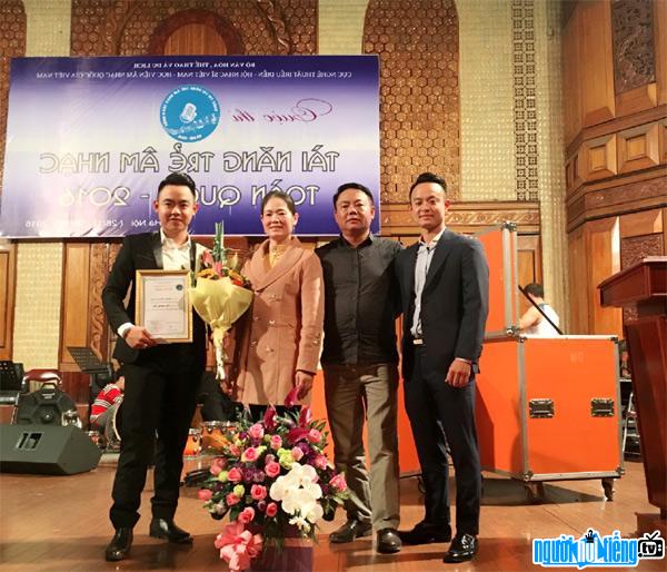 Ca sĩ Hoàng Thanh Long tại đêm thi chung kết Tài năng âm nhạc trẻ toàn quốc 2016