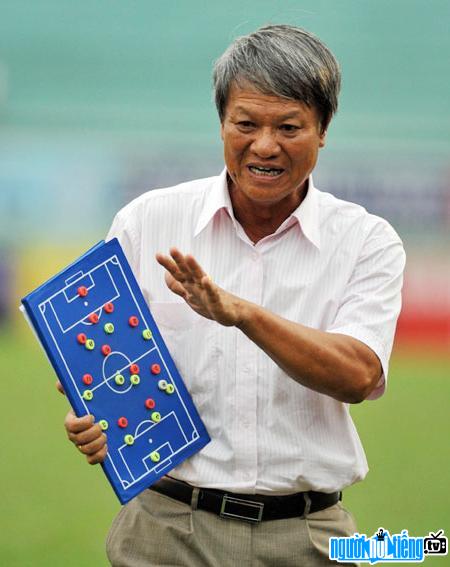 Hình ảnh huấn luyện viên Lê Thụy Hải đang thị phạm học trò của mình