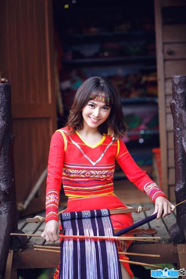 Hình ảnh nữ ca sĩ Trần Mỹ Ngọc hóa thân thành cô gái tây Nguyên xinh đẹp