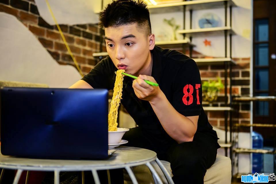 Hình ảnh diễn viên Ngọc Trai tranh thủ ăn mỳ gói khi công việc bận rộn