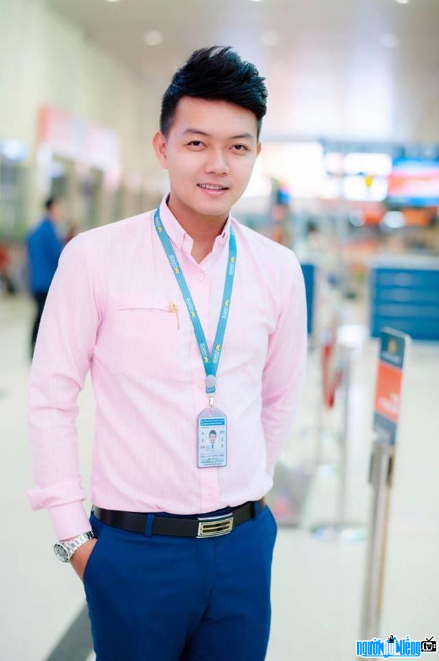 Diễn viên Hữu Thiện hiện đang làm nhân viên check in tại sân bay Tân Sơn Nhất