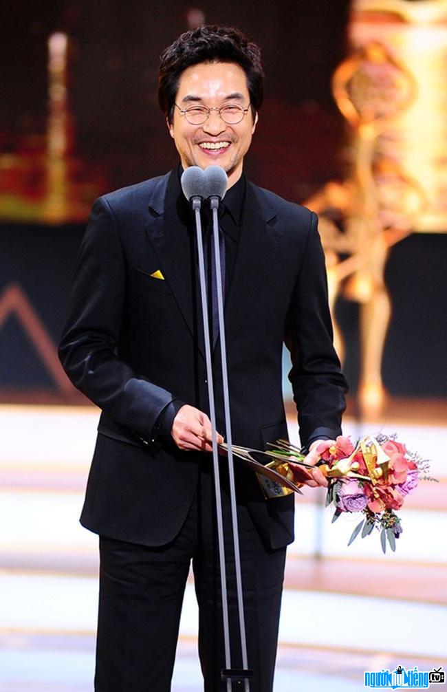 Diễn viên Han Suk-kyu tại lễ trao giải SBS Drama Award