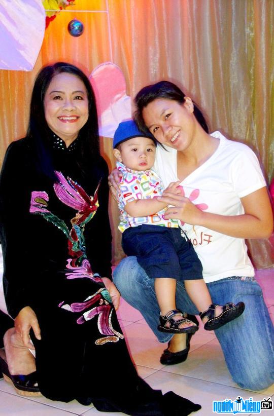 Nghệ sĩ Tú Trinh cùng với cô con gái và cháu ngoại