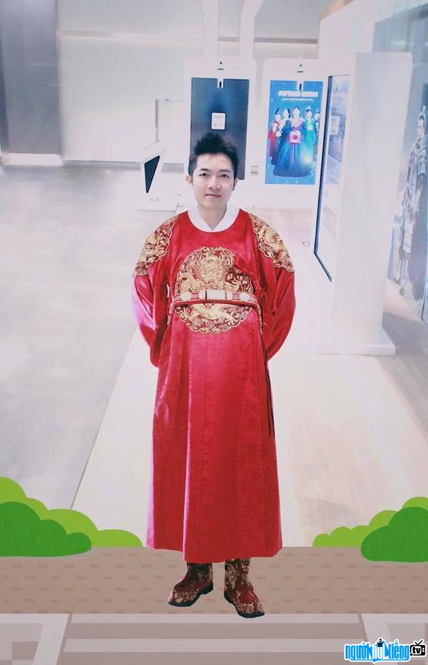 Hình ảnh đạo diễn Nam Cito trong trang phục cổ trang của người Hàn Quốc