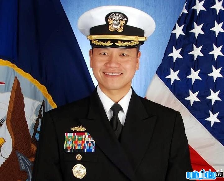 Một hình ảnh khác về Hạm trưởng Hải quân Hoa Kỳ Lê Bá Hùng