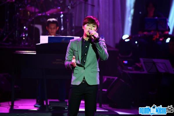 Ca sĩ trẻ Đỗ Xuân Sơn trong một chương trình ca nhạc