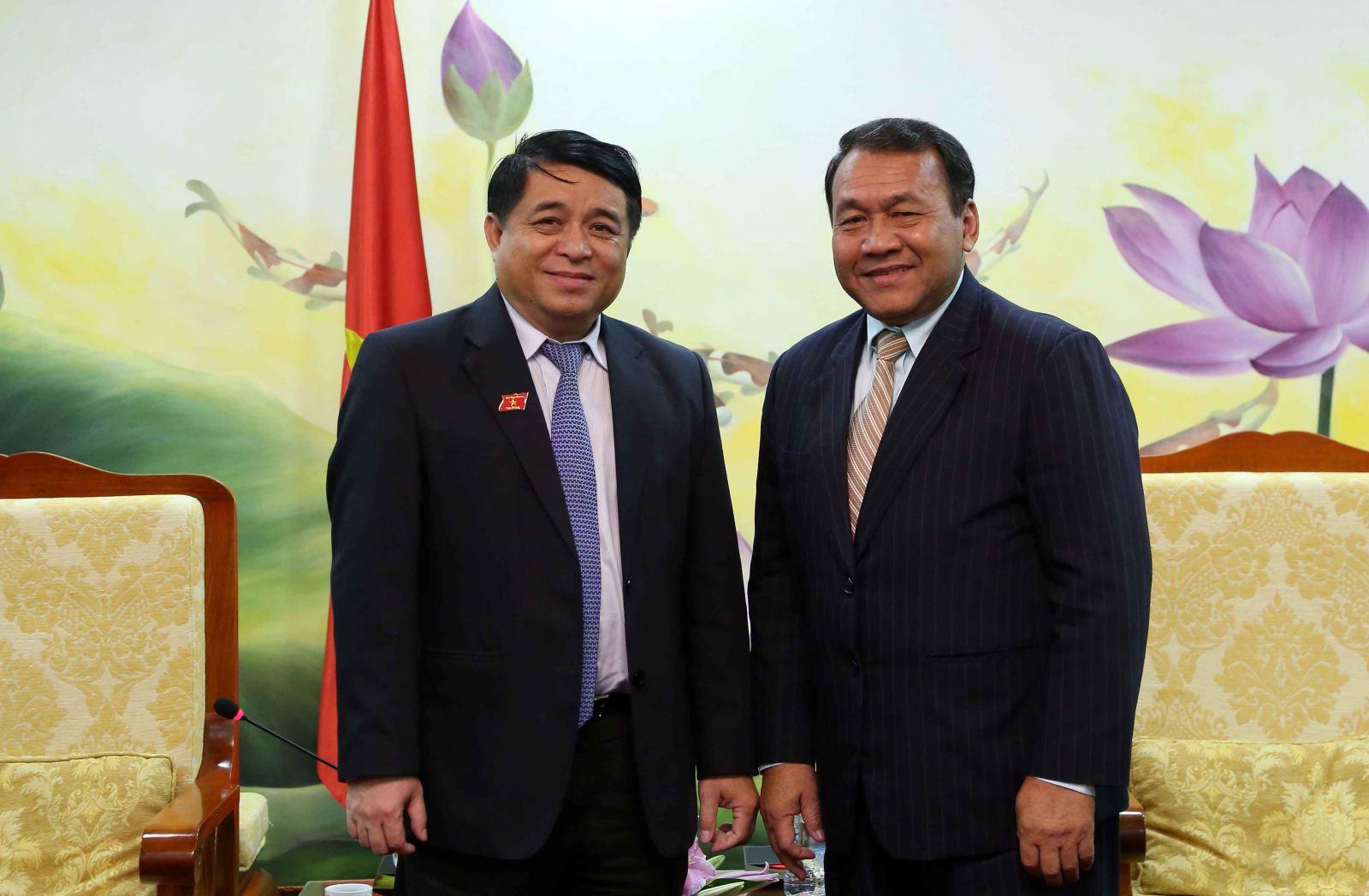 Bộ trưởng Bộ kế hoạch và đầu tư Nguyễn Chí Dũng và Đại sứ Cam-pu-chia Hul Phany trong buổi gặp mặt