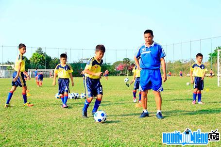 Huấn luyện viên Nguyễn Hữu Đang đang hướng dẫn các cậu học trò của mình rèn luyện