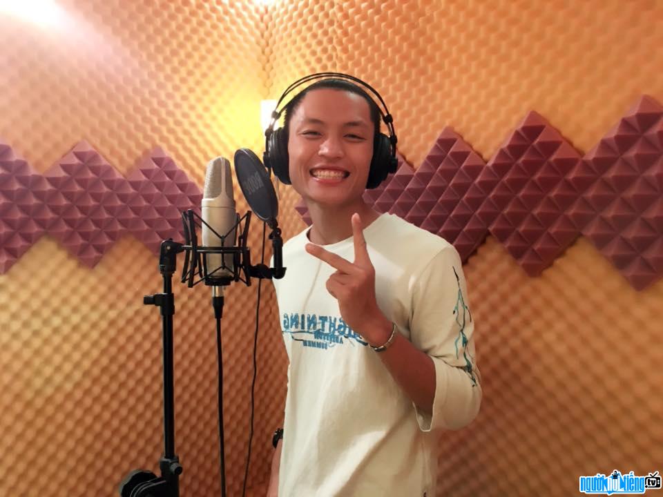 Ca sĩ Việt Thắng Idol nhí nhảnh trong phòng thu âm