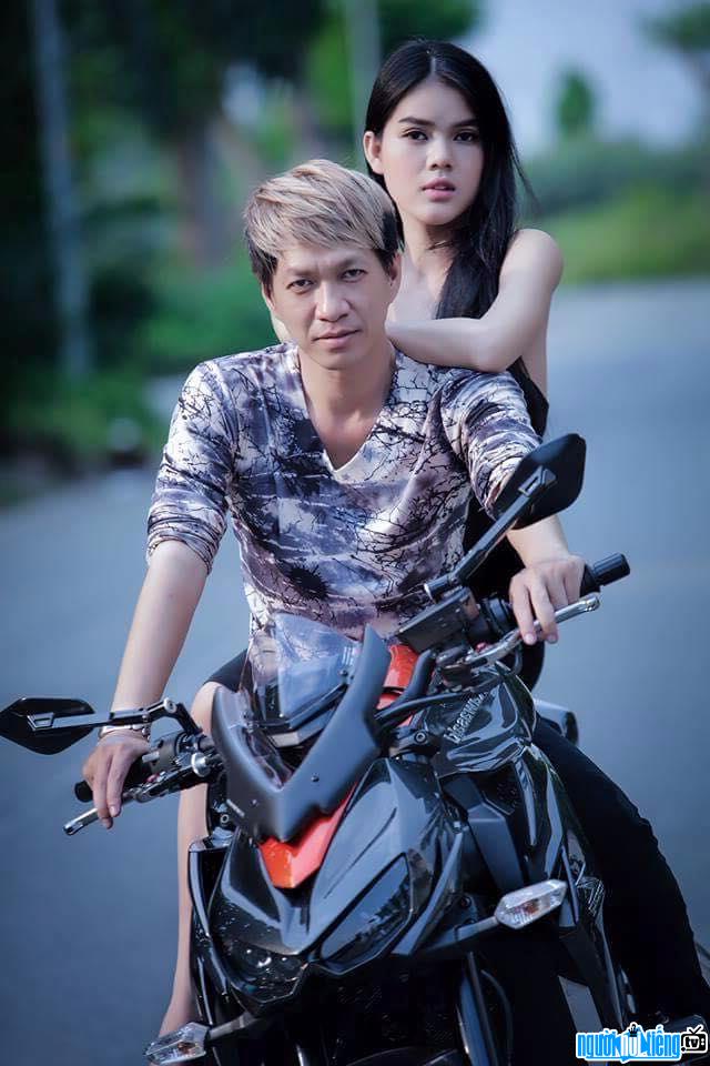 Bức ảnh ca sĩ Nguyễn Minh Anh và hot girl